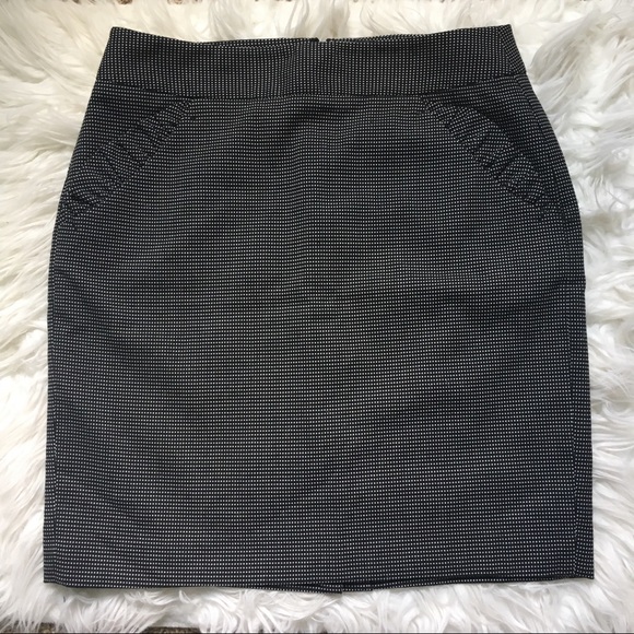 LOFT Dresses & Skirts - LOFT Polka Dot Pencil Skirt W/Pocket Detail Size 6